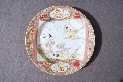 Een fijne Chinese famille rose theepot en een 'Romance of the Western Chamber' bord, Yongzheng/Qianlong